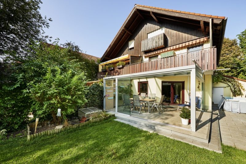 Südansicht |kurz| Immobilienangebot - Gröbenzell - Alle - WINDISCH Immobilien - Große, renovierte Doppelhaushälfte in zentraler Lage von Gröbenzell