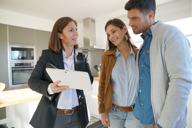 Preisverhandlung, Wohnungsbesichtigung. Immobilienmakler Gröbenzell