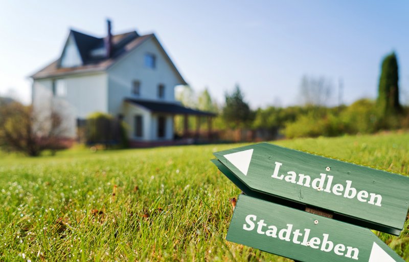 BLOG Collage Stadt-Landleben pendeln und bis zur Hälfte beim Hauskauf sparen, raus aus der Stadt, Maklerwissen, Blog Windisch Immobilien, Immobilienblog