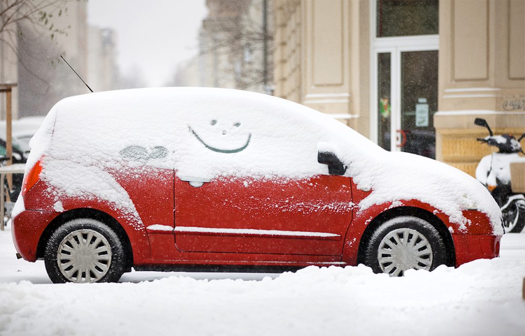 Parkendes Auto Schnee Winterdient und Immobilien, Umgang mit Schnee tips für Wohnungseigentümer, Blog Windisch Immobilien, Immobilienblog