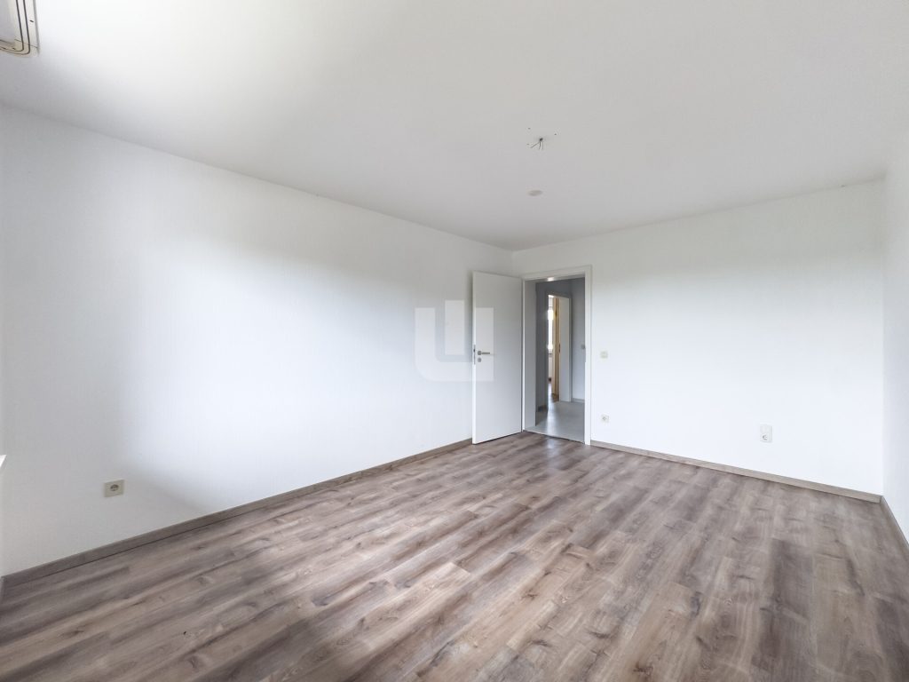 Immobilienangebot - Olching - Alle - WINDISCH IMMOBILIEN - Frisch renovierte XXL-DHH in Geißelbullach mit Wärmepumpe -  bezugsfertig