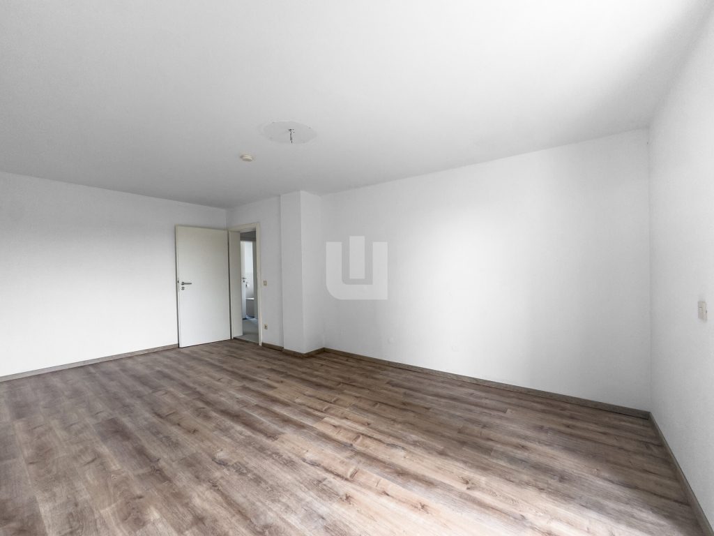 Immobilienangebot - Olching - Alle - WINDISCH IMMOBILIEN - Frisch renovierte XXL-DHH in Geißelbullach mit Wärmepumpe -  bezugsfertig