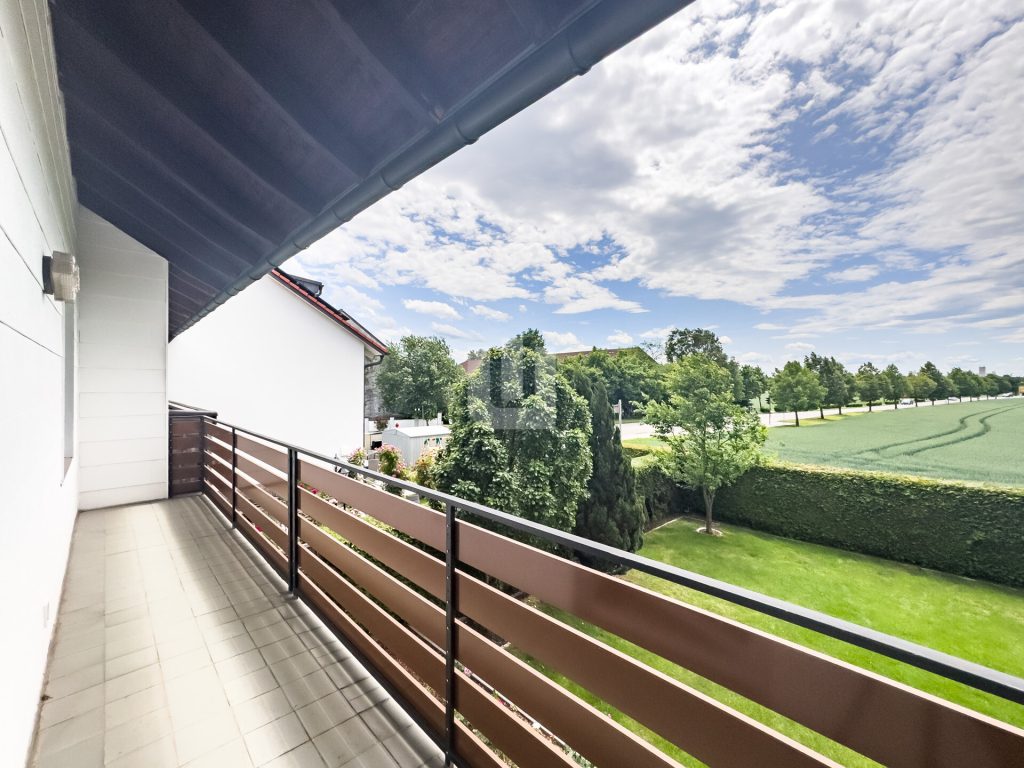 Immobilienangebot - Olching - Alle - WINDISCH IMMOBILIEN - Frisch renovierte XXL-DHH in Geißelbullach mit Wärmepumpe -  bezugsfertig