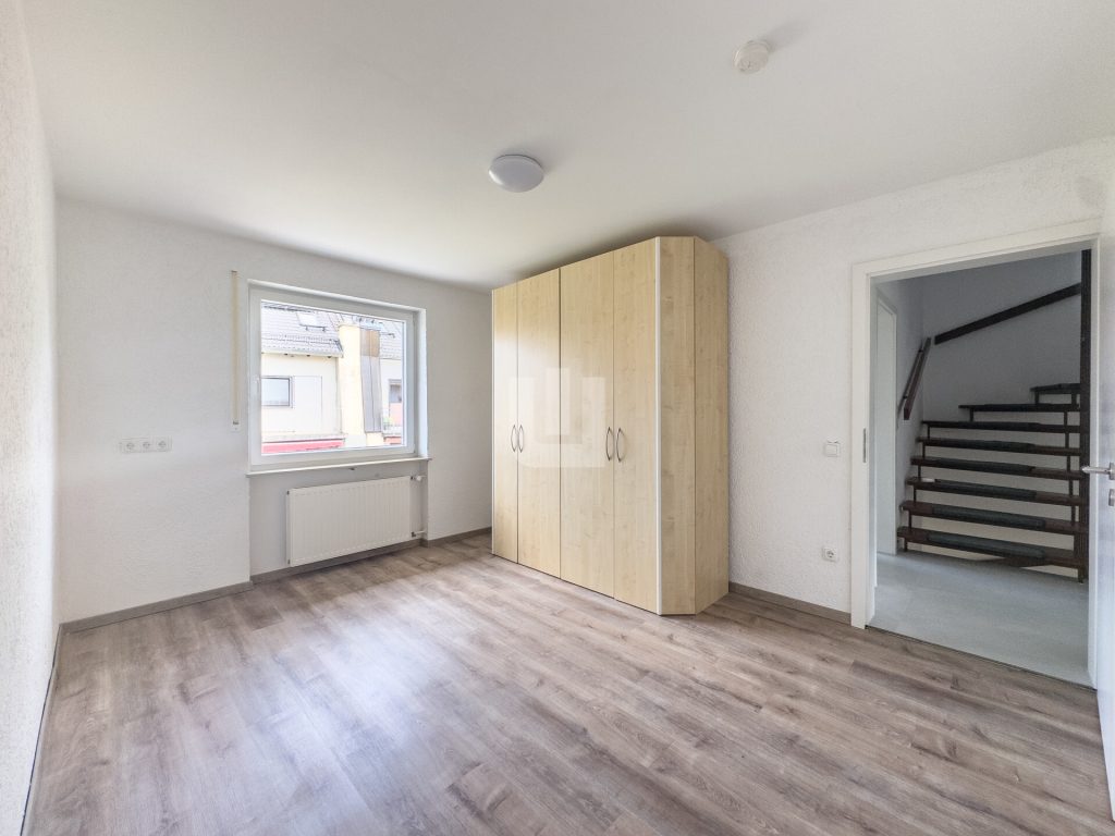 Immobilienangebot - Olching - Alle - WINDISCH IMMOBILIEN - Frisch renovierte XXL-DHH in Geißelbullach mit Wärmepumpe -  bezugsfertig