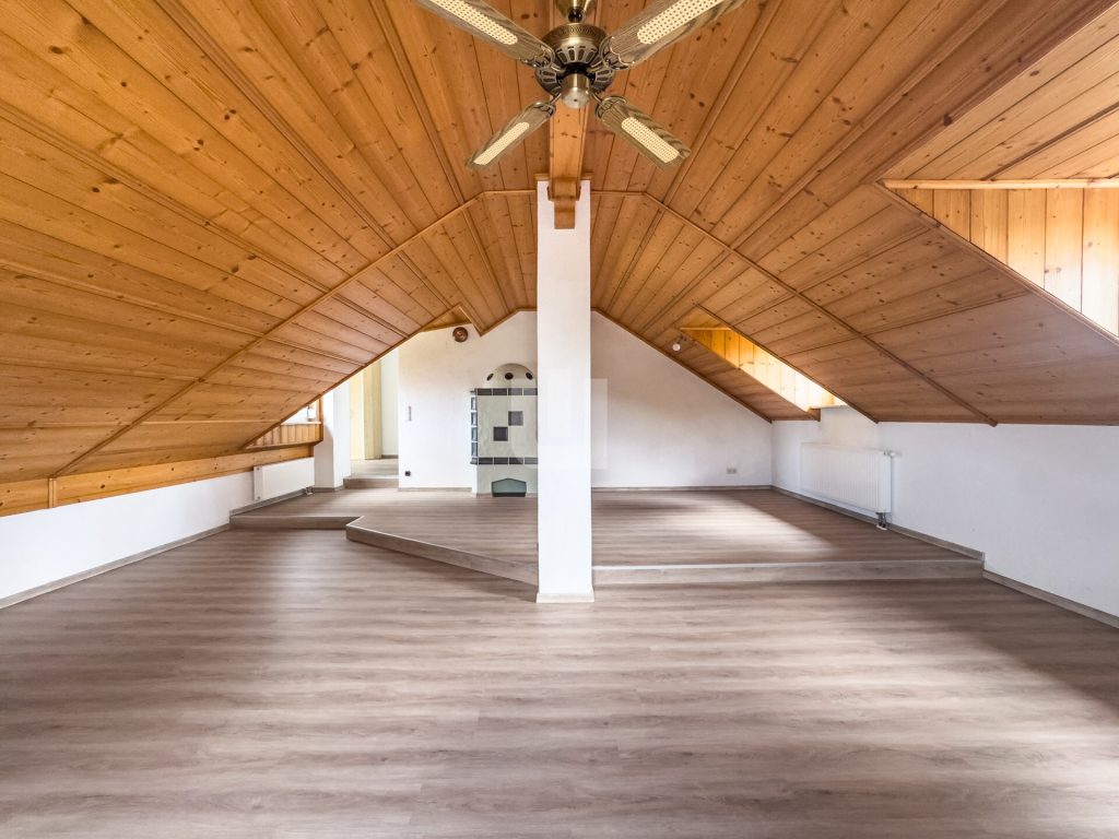 Immobilienangebot - Olching - Alle - WINDISCH IMMOBILIEN - Frisch renovierte XXL-DHH in Geißelbullach mit Wärmepumpe -  bezugsfertig