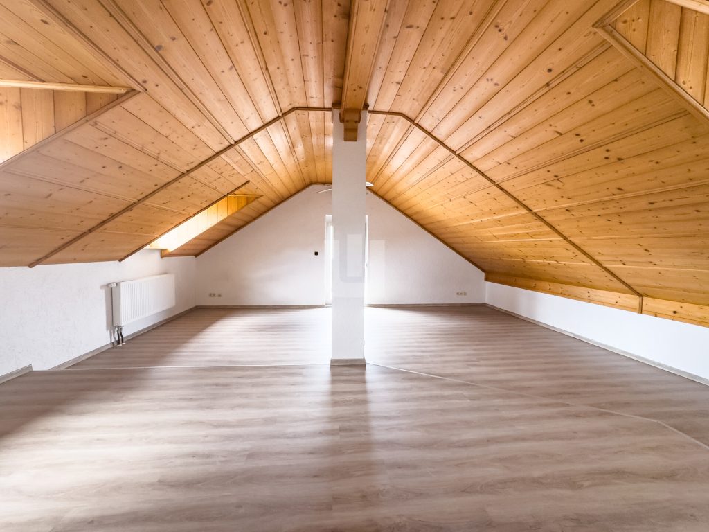 Immobilienangebot - Olching - Alle - WINDISCH IMMOBILIEN - Frisch renovierte XXL-DHH in Geißelbullach mit Wärmepumpe -  bezugsfertig