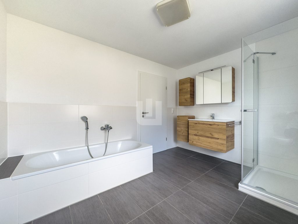 Immobilienangebot - Olching - Alle - WINDISCH IMMOBILIEN - Frisch renovierte XXL-DHH in Geißelbullach mit Wärmepumpe -  bezugsfertig