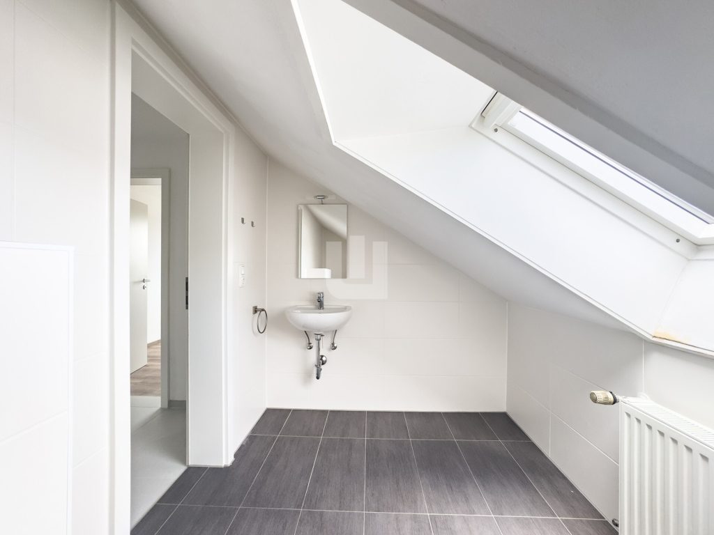 Immobilienangebot - Olching - Alle - WINDISCH IMMOBILIEN - Frisch renovierte XXL-DHH in Geißelbullach mit Wärmepumpe -  bezugsfertig