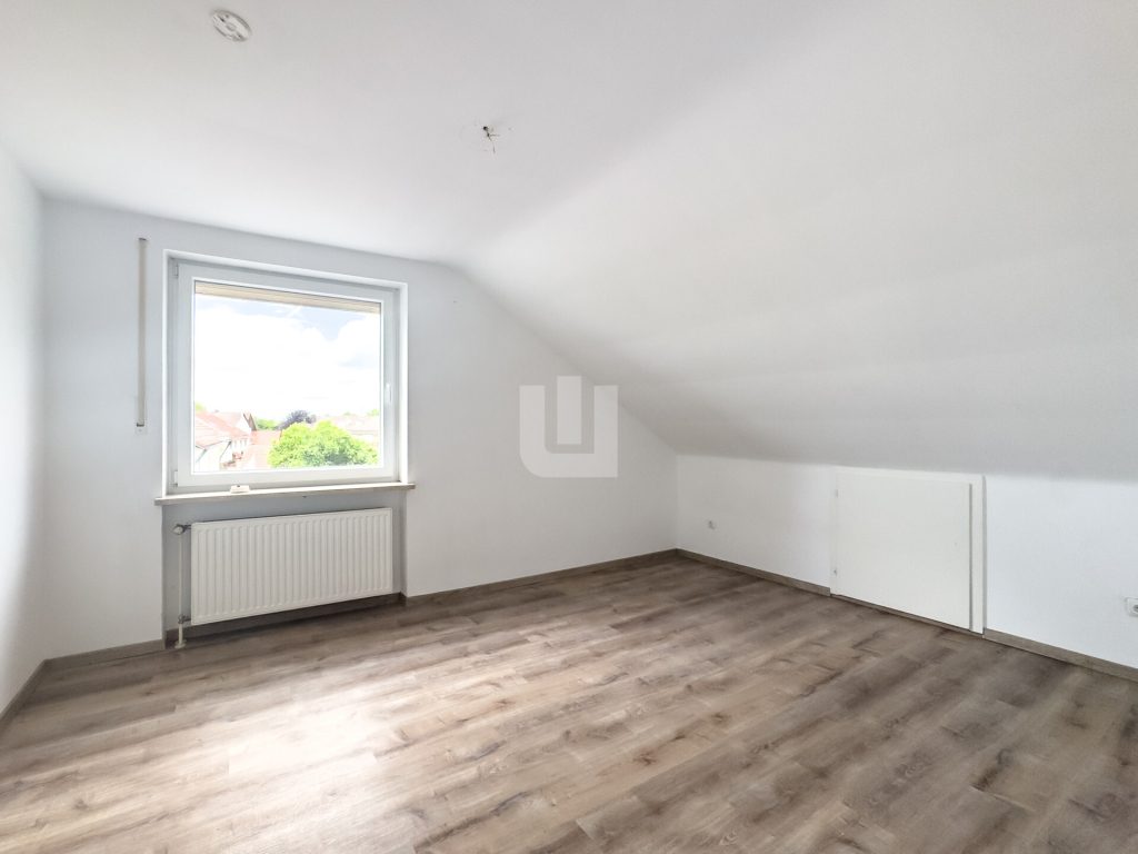 Immobilienangebot - Olching - Alle - WINDISCH IMMOBILIEN - Frisch renovierte XXL-DHH in Geißelbullach mit Wärmepumpe -  bezugsfertig