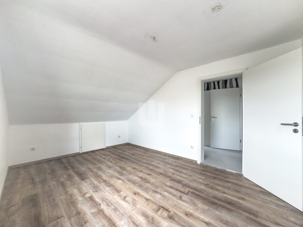 Immobilienangebot - Olching - Alle - WINDISCH IMMOBILIEN - Frisch renovierte XXL-DHH in Geißelbullach mit Wärmepumpe -  bezugsfertig