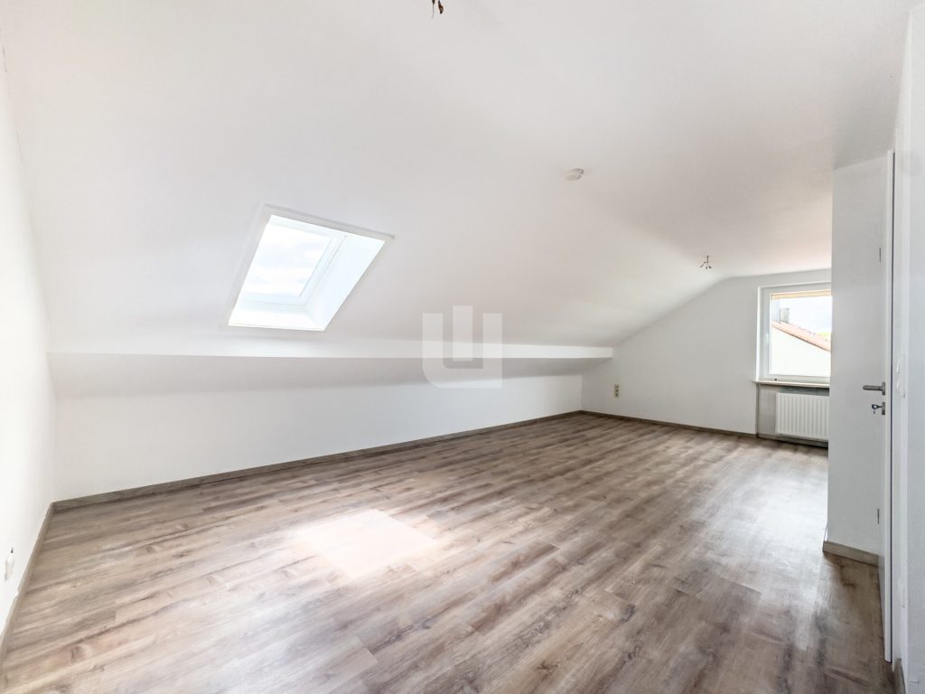 Immobilienangebot - Olching - Alle - WINDISCH IMMOBILIEN - Frisch renovierte XXL-DHH in Geißelbullach mit Wärmepumpe -  bezugsfertig