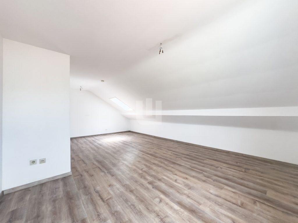 Immobilienangebot - Olching - Alle - WINDISCH IMMOBILIEN - Frisch renovierte XXL-DHH in Geißelbullach mit Wärmepumpe -  bezugsfertig