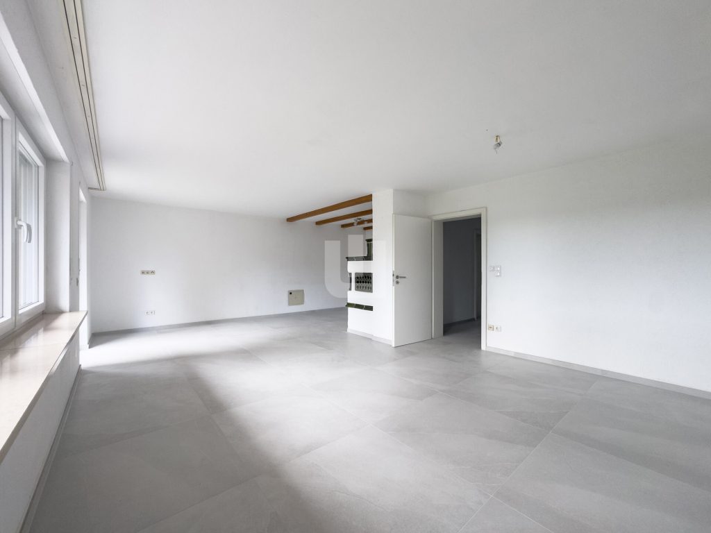 Immobilienangebot - Olching - Alle - WINDISCH IMMOBILIEN - Frisch renovierte XXL-DHH in Geißelbullach mit Wärmepumpe -  bezugsfertig