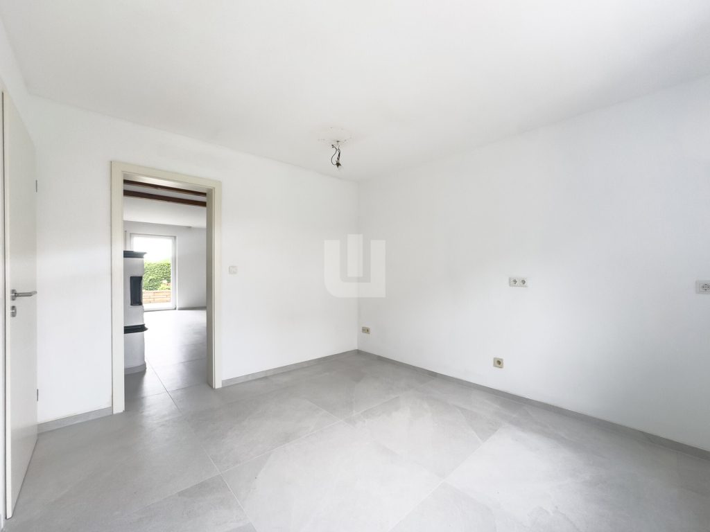 Immobilienangebot - Olching - Alle - WINDISCH IMMOBILIEN - Frisch renovierte XXL-DHH in Geißelbullach mit Wärmepumpe -  bezugsfertig