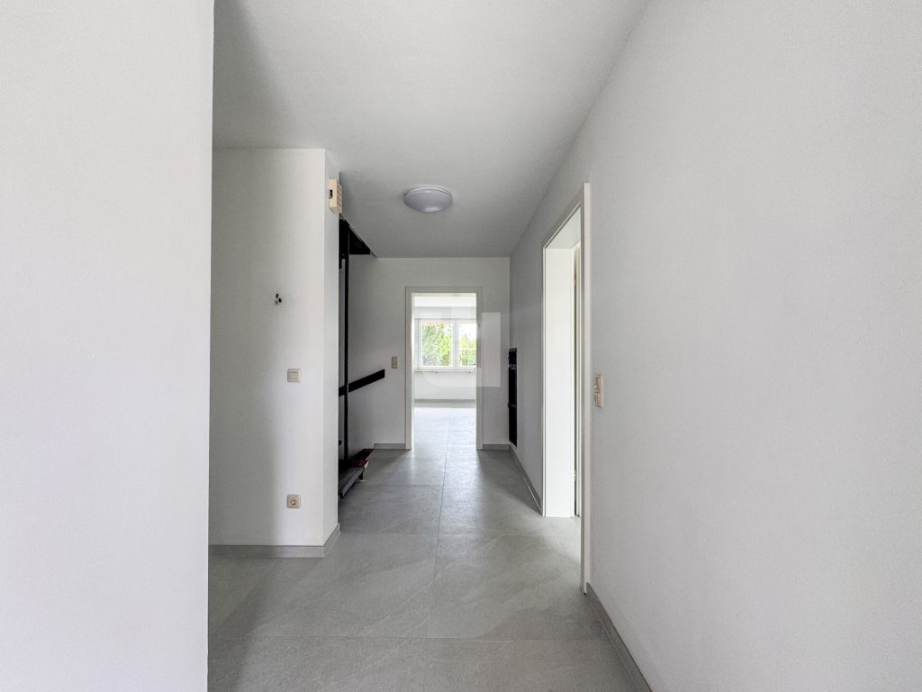 Immobilienangebot - Olching - Alle - WINDISCH IMMOBILIEN - Frisch renovierte XXL-DHH in Geißelbullach mit Wärmepumpe -  bezugsfertig