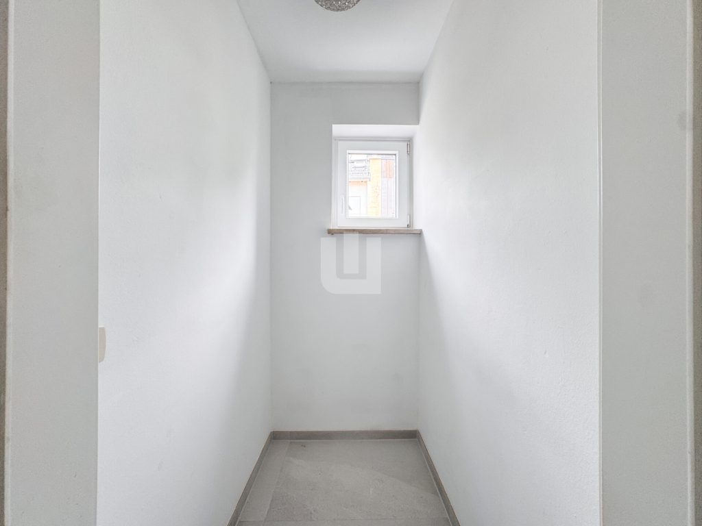 Immobilienangebot - Olching - Alle - WINDISCH IMMOBILIEN - Frisch renovierte XXL-DHH in Geißelbullach mit Wärmepumpe -  bezugsfertig