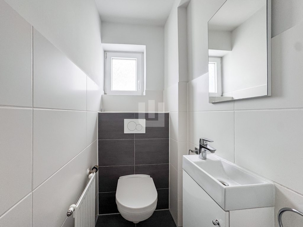 Immobilienangebot - Olching - Alle - WINDISCH IMMOBILIEN - Frisch renovierte XXL-DHH in Geißelbullach mit Wärmepumpe -  bezugsfertig