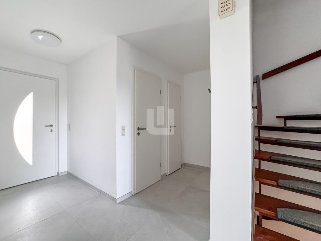 Immobilienangebot - Olching - Alle - WINDISCH IMMOBILIEN - Frisch renovierte XXL-DHH in Geißelbullach mit Wärmepumpe -  bezugsfertig