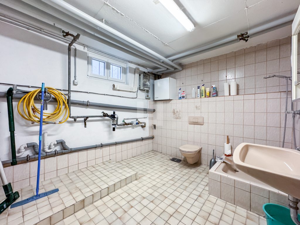 Immobilienangebot - Olching - Alle - WINDISCH IMMOBILIEN - Frisch renovierte XXL-DHH in Geißelbullach mit Wärmepumpe -  bezugsfertig
