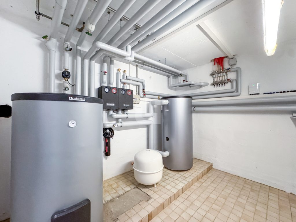 Immobilienangebot - Olching - Alle - WINDISCH IMMOBILIEN - Frisch renovierte XXL-DHH in Geißelbullach mit Wärmepumpe -  bezugsfertig