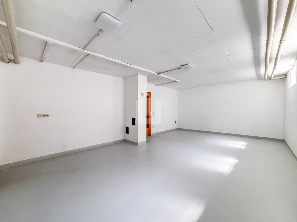 Immobilienangebot - Olching - Alle - WINDISCH IMMOBILIEN - Frisch renovierte XXL-DHH in Geißelbullach mit Wärmepumpe -  bezugsfertig