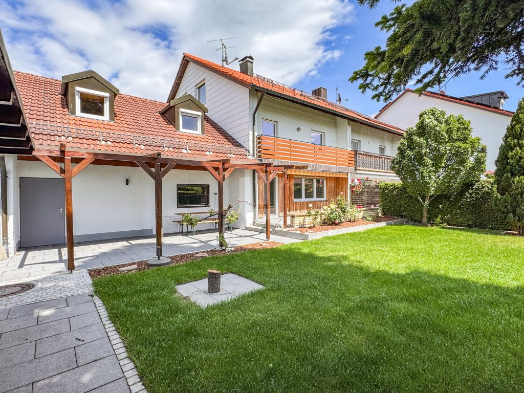 Immobilienangebot - Olching - Alle - WINDISCH IMMOBILIEN - Frisch renovierte XXL-DHH in Geißelbullach mit Wärmepumpe -  bezugsfertig
