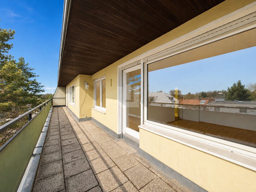Immobilienangebot - Puchheim - Alle - WINDISCH IMMOBILIEN - Gemütliche 2,5-Zi. - Dachterrassenwohnung in gepflegtem MFH bezugsfrei!
