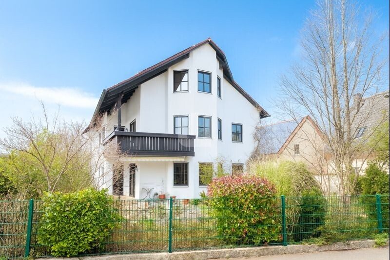 Immobilienangebot - Fürstenfeldbruck - Alle - WINDISCH — Frisch renoviert und mit besonderer Architektur — 3-Zimmer-DG-Wohnung — bezugsfrei!