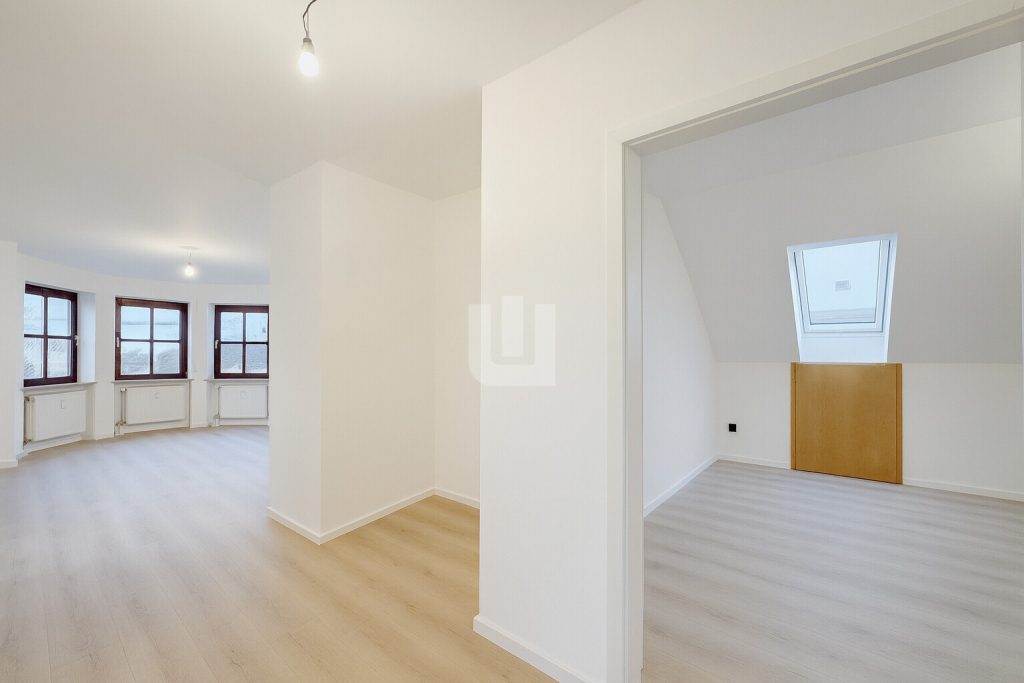 Immobilienangebot - Fürstenfeldbruck - Alle - WINDISCH — Frisch renoviert und mit besonderer Architektur — 3-Zimmer-DG-Wohnung — bezugsfrei!