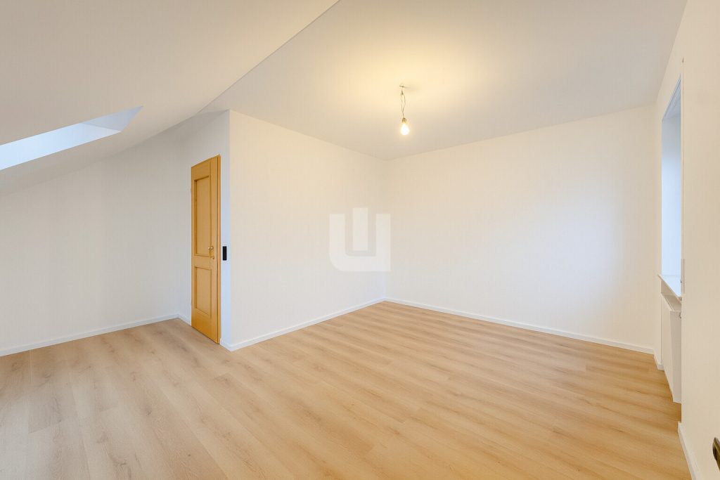 Immobilienangebot - Fürstenfeldbruck - Alle - WINDISCH — Frisch renoviert und mit besonderer Architektur — 3-Zimmer-DG-Wohnung — bezugsfrei!