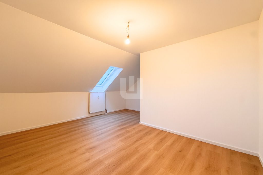 Immobilienangebot - Fürstenfeldbruck - Alle - WINDISCH — Frisch renoviert und mit besonderer Architektur — 3-Zimmer-DG-Wohnung — bezugsfrei!