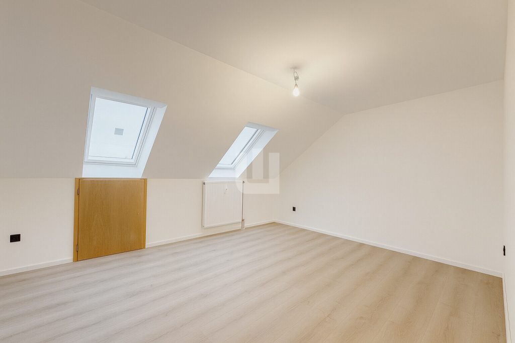 Immobilienangebot - Fürstenfeldbruck - Alle - WINDISCH — Frisch renoviert und mit besonderer Architektur — 3-Zimmer-DG-Wohnung — bezugsfrei!