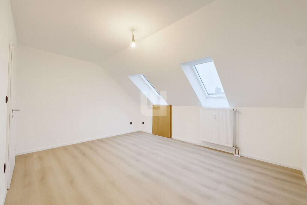 Immobilienangebot - Fürstenfeldbruck - Alle - WINDISCH — Frisch renoviert und mit besonderer Architektur — 3-Zimmer-DG-Wohnung — bezugsfrei!