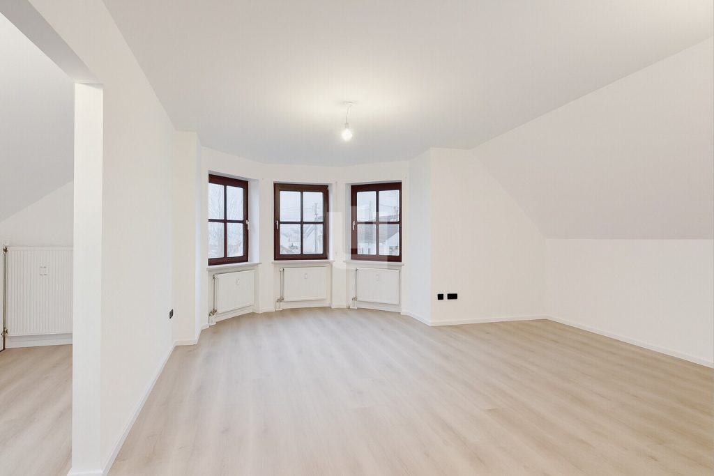 Immobilienangebot - Fürstenfeldbruck - Alle - WINDISCH — Frisch renoviert und mit besonderer Architektur — 3-Zimmer-DG-Wohnung — bezugsfrei!