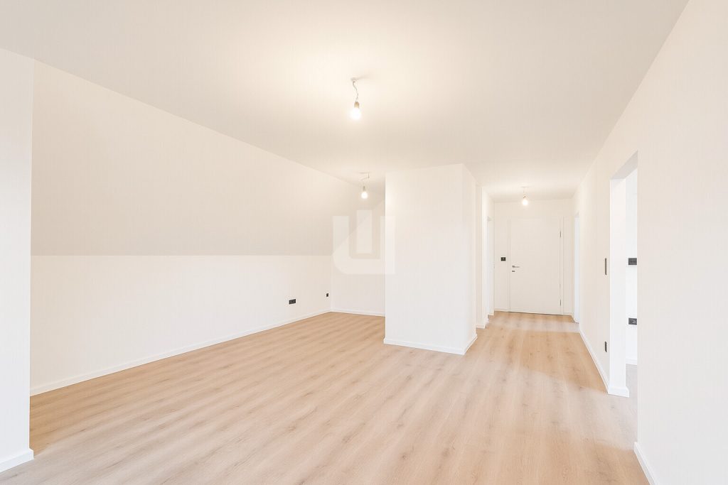 Immobilienangebot - Fürstenfeldbruck - Alle - WINDISCH — Frisch renoviert und mit besonderer Architektur — 3-Zimmer-DG-Wohnung — bezugsfrei!