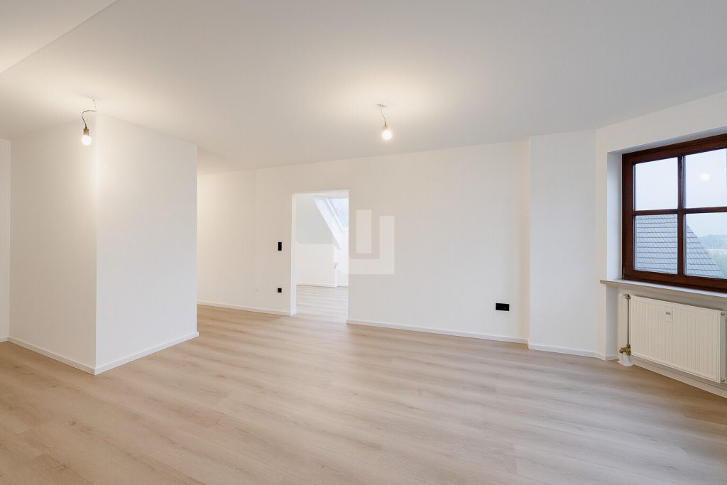 Immobilienangebot - Fürstenfeldbruck - Alle - WINDISCH — Frisch renoviert und mit besonderer Architektur — 3-Zimmer-DG-Wohnung — bezugsfrei!