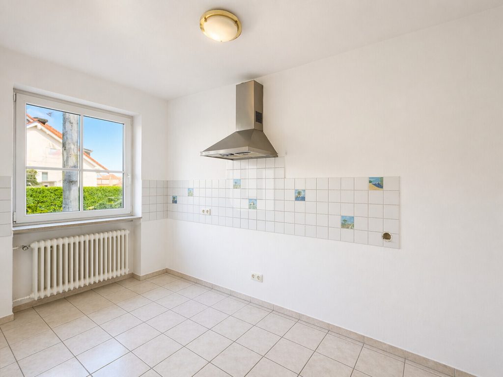 Immobilienangebot - Olching - Alle - WINDISCH – Renovierungsbedürftiges RMH in Ortsrandlage von Olching – viel Potenzial für Familien!