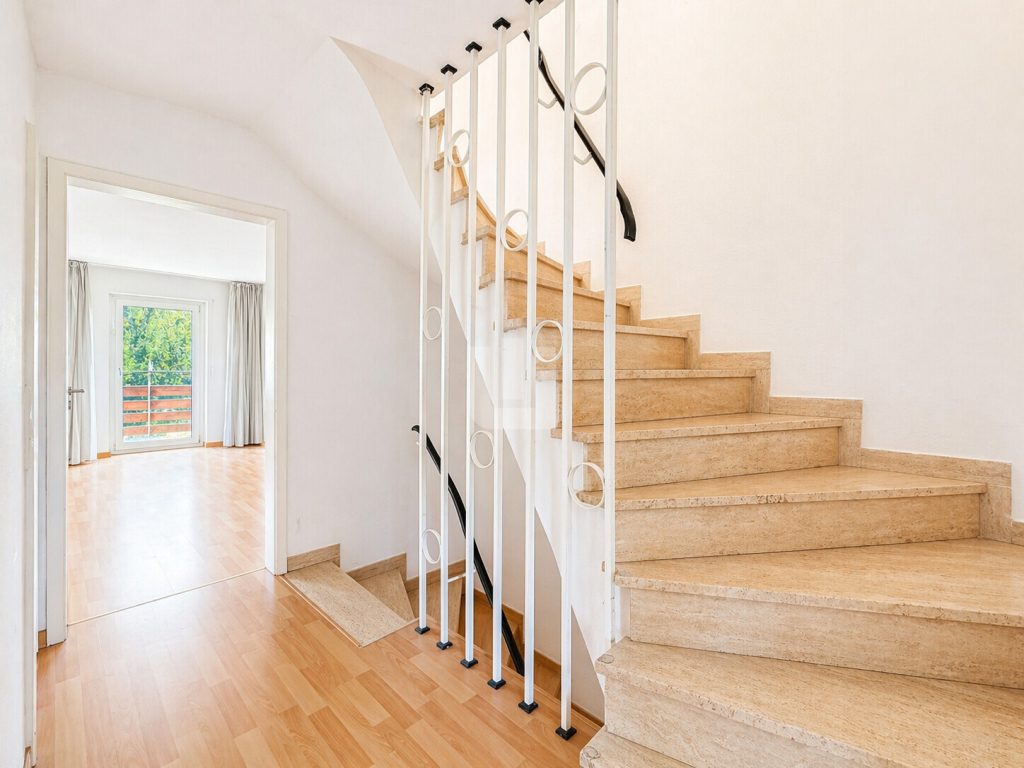 Immobilienangebot - Olching - Alle - WINDISCH – Renovierungsbedürftiges RMH in Ortsrandlage von Olching – viel Potenzial für Familien!