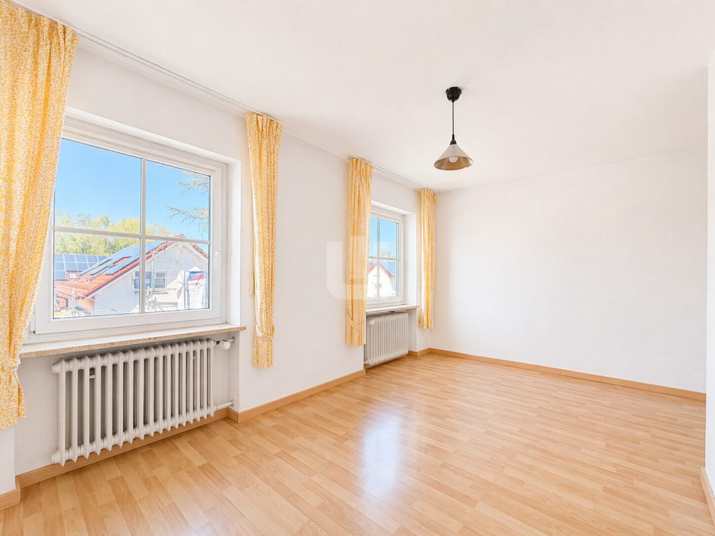 Immobilienangebot - Olching - Alle - WINDISCH – Renovierungsbedürftiges RMH in Ortsrandlage von Olching – viel Potenzial für Familien!