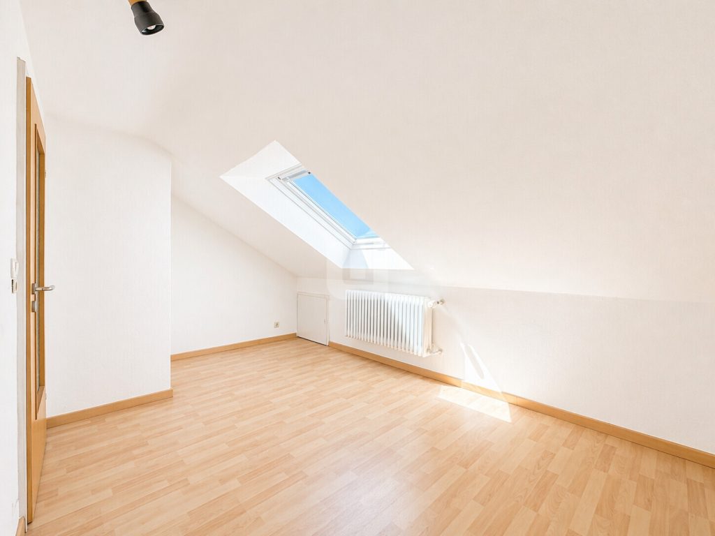 Immobilienangebot - Olching - Alle - WINDISCH – Renovierungsbedürftiges RMH in Ortsrandlage von Olching – viel Potenzial für Familien!