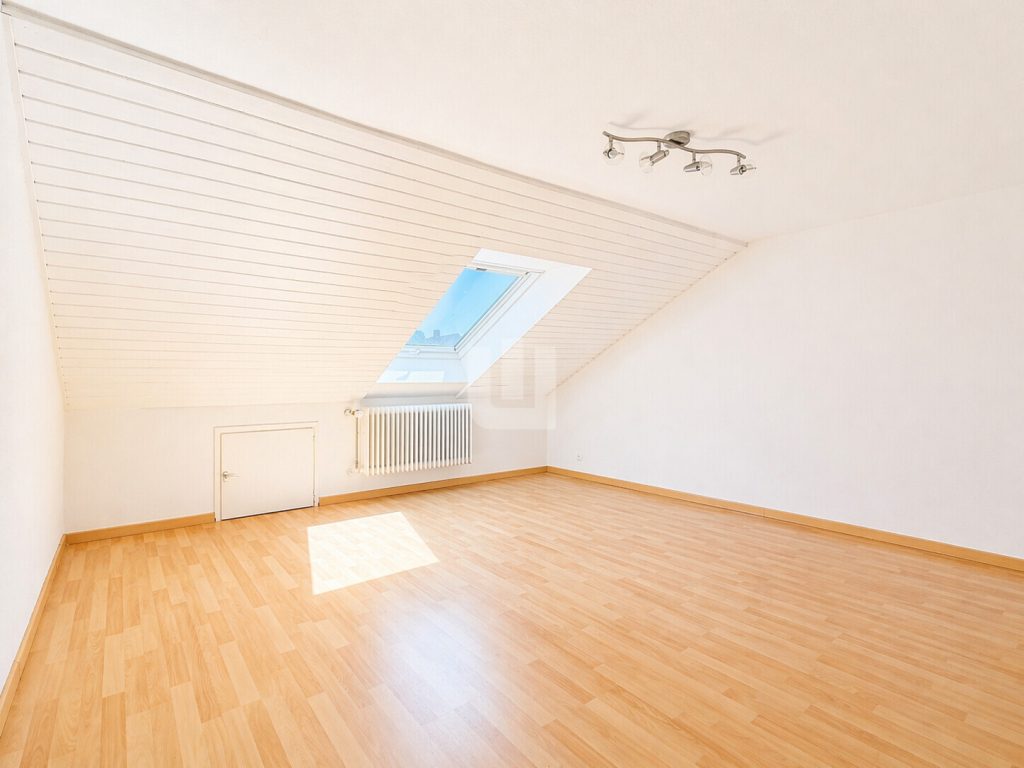 Immobilienangebot - Olching - Alle - WINDISCH – Renovierungsbedürftiges RMH in Ortsrandlage von Olching – viel Potenzial für Familien!