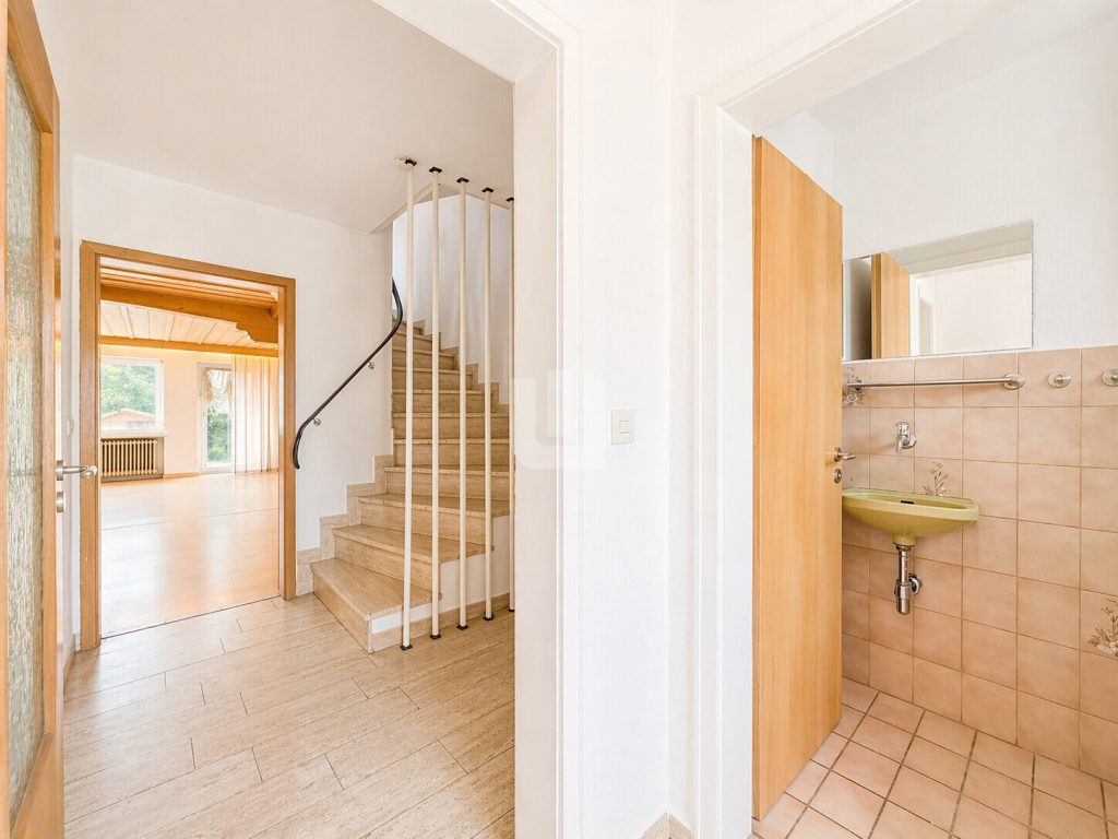 Immobilienangebot - Olching - Alle - WINDISCH – Renovierungsbedürftiges RMH in Ortsrandlage von Olching – viel Potenzial für Familien!
