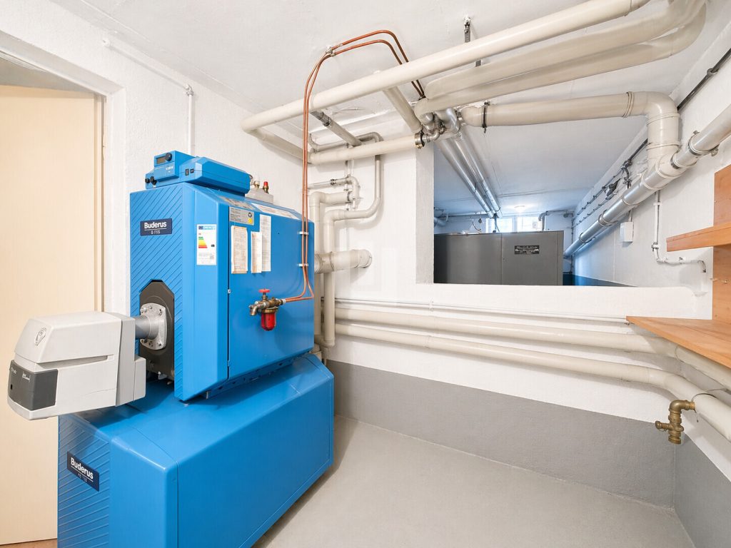 Immobilienangebot - Olching - Alle - WINDISCH – Renovierungsbedürftiges RMH in Ortsrandlage von Olching – viel Potenzial für Familien!