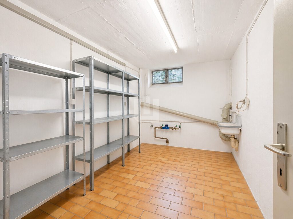 Immobilienangebot - Olching - Alle - WINDISCH – Renovierungsbedürftiges RMH in Ortsrandlage von Olching – viel Potenzial für Familien!