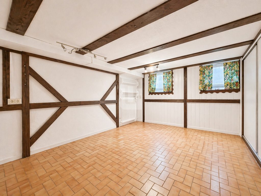 Immobilienangebot - Olching - Alle - WINDISCH – Renovierungsbedürftiges RMH in Ortsrandlage von Olching – viel Potenzial für Familien!