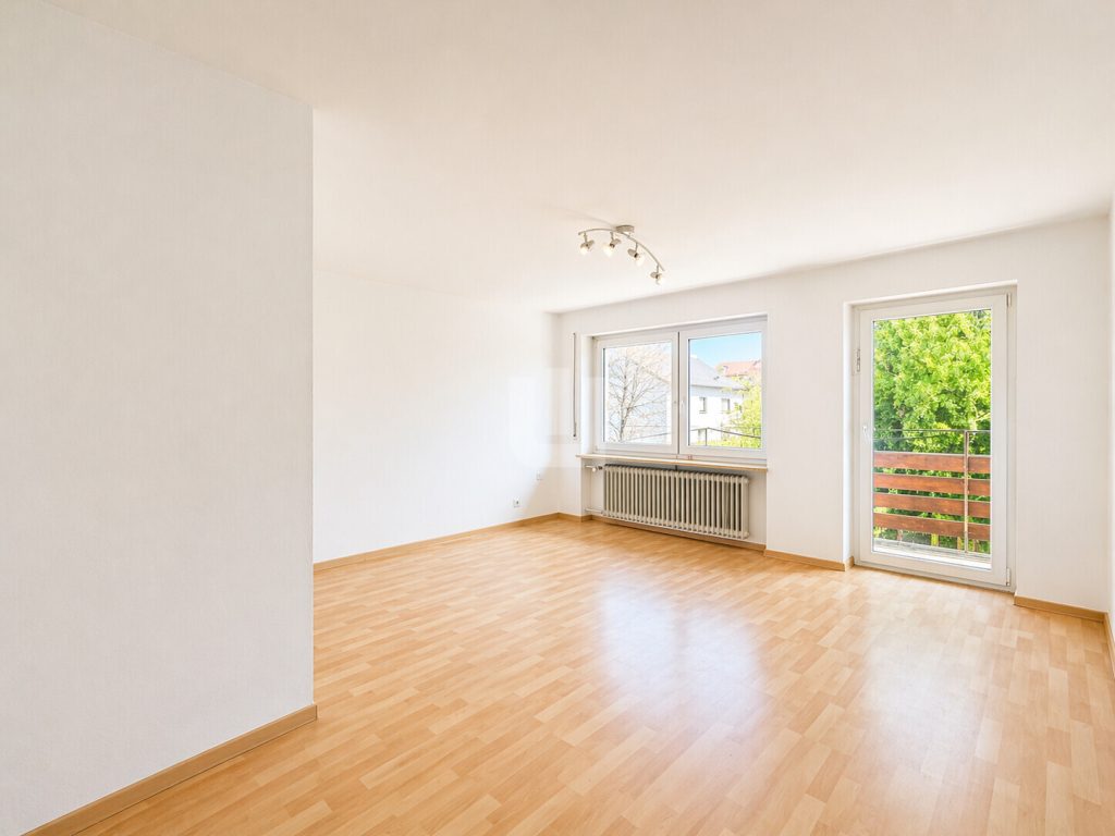 Immobilienangebot - Olching - Alle - WINDISCH – Renovierungsbedürftiges RMH in Ortsrandlage von Olching – viel Potenzial für Familien!