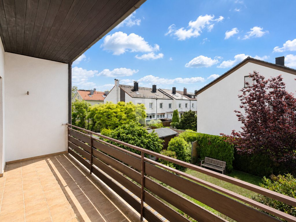 Immobilienangebot - Puchheim - Alle - WINDISCH – Großzügiges Reihenhaus mit Potenzial in ruhiger, zentraler Lage – frei ab Sommer 2027!