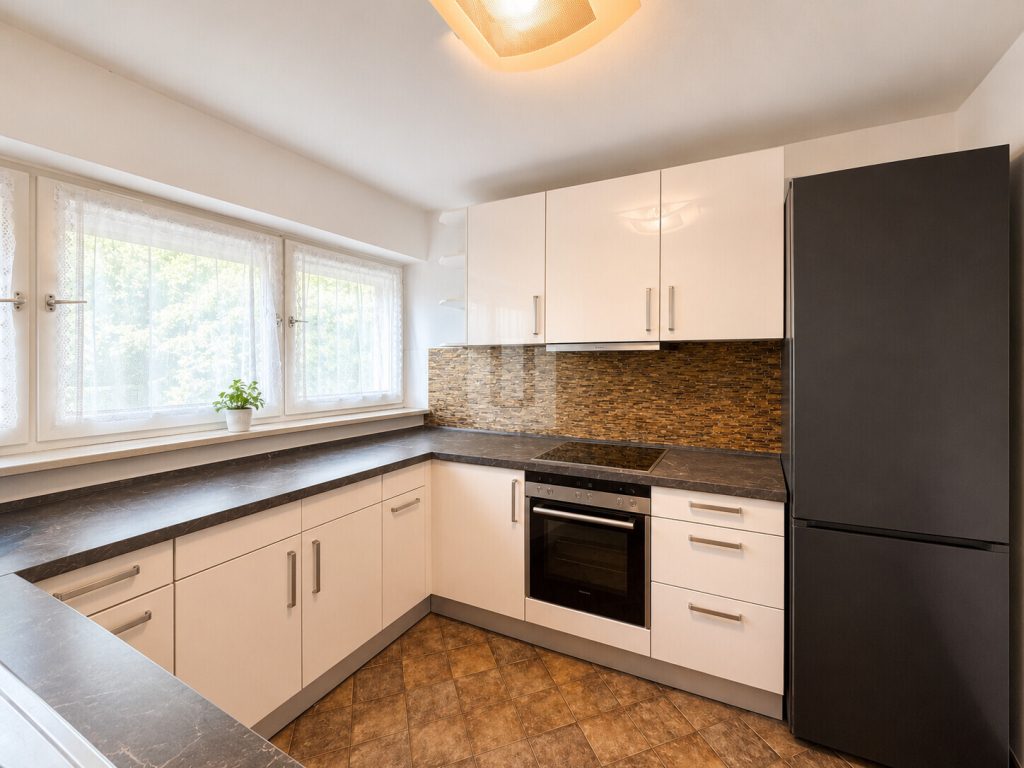 Immobilienangebot - Puchheim - Alle - WINDISCH – Großzügiges Reihenhaus mit Potenzial in ruhiger, zentraler Lage – frei ab Sommer 2027!