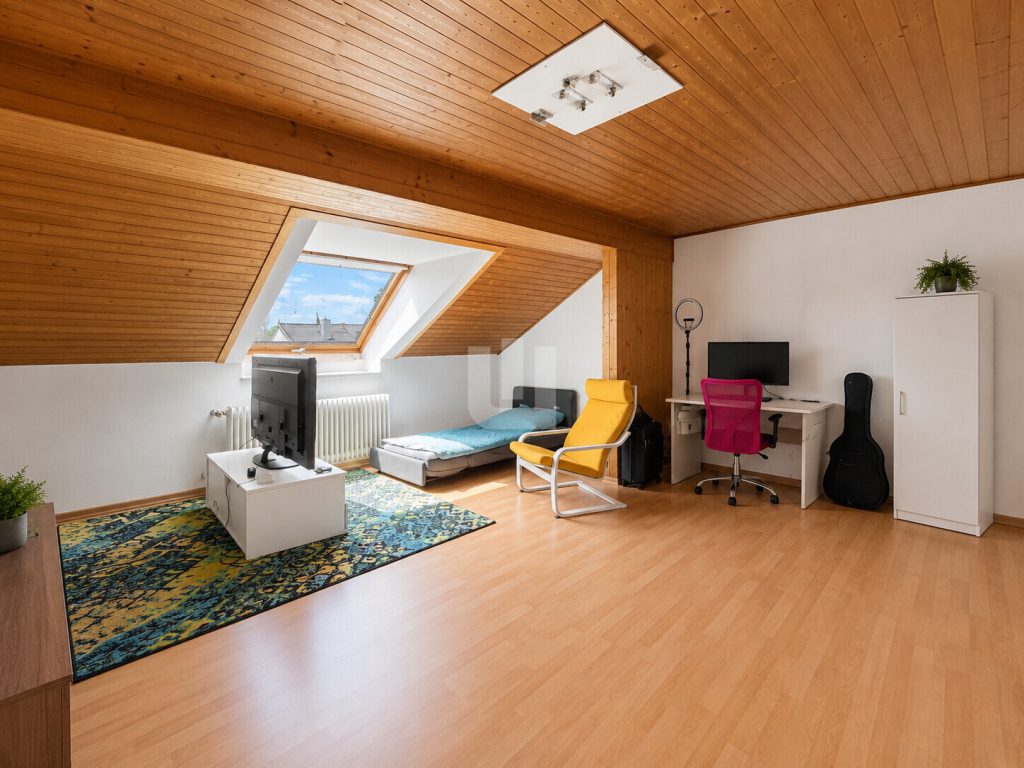 Immobilienangebot - Puchheim - Alle - WINDISCH – Großzügiges Reihenhaus mit Potenzial in ruhiger, zentraler Lage – frei ab Sommer 2027!