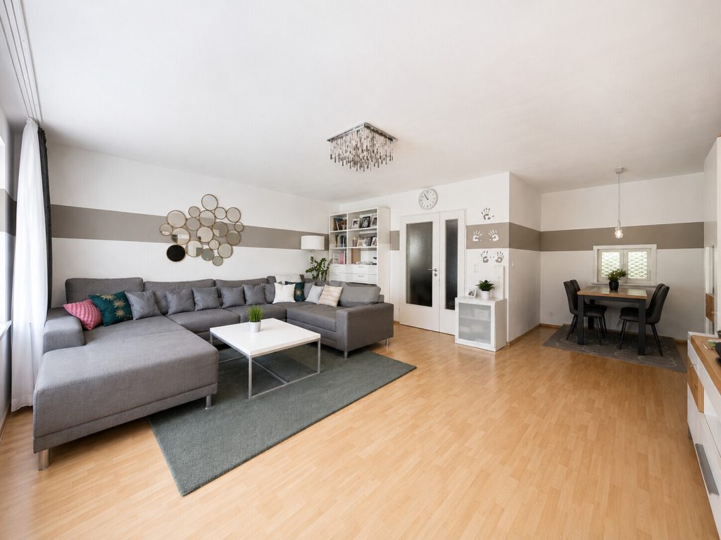 Immobilienangebot - Puchheim - Alle - WINDISCH – Großzügiges Reihenhaus mit Potenzial in ruhiger, zentraler Lage – frei ab Sommer 2027!